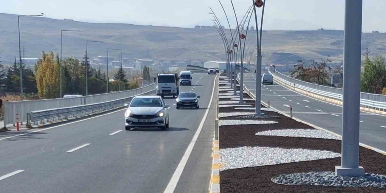 Van Edremit Köprülü Kavşağı trafiğe açıldı