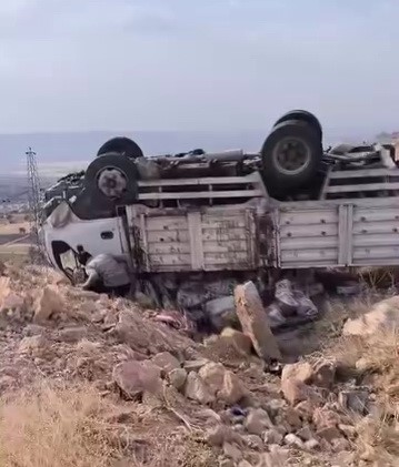 Kahta'da kamyonet takla atarak ters döndü: 5 Yaralı
