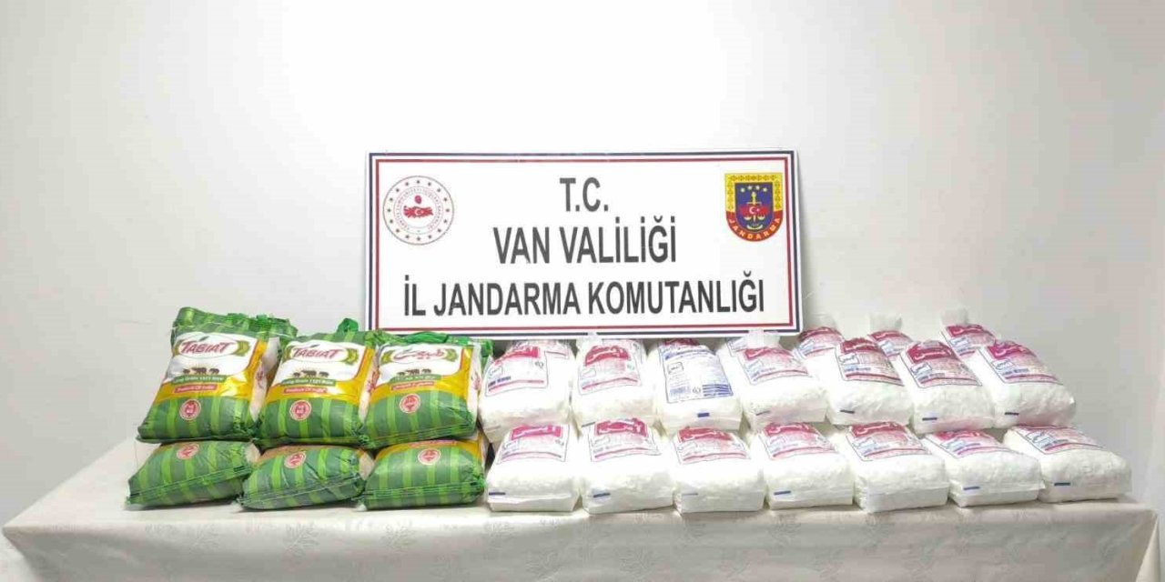 Başkale'de kaçak eşya ve gıda maddesi ele geçirildi