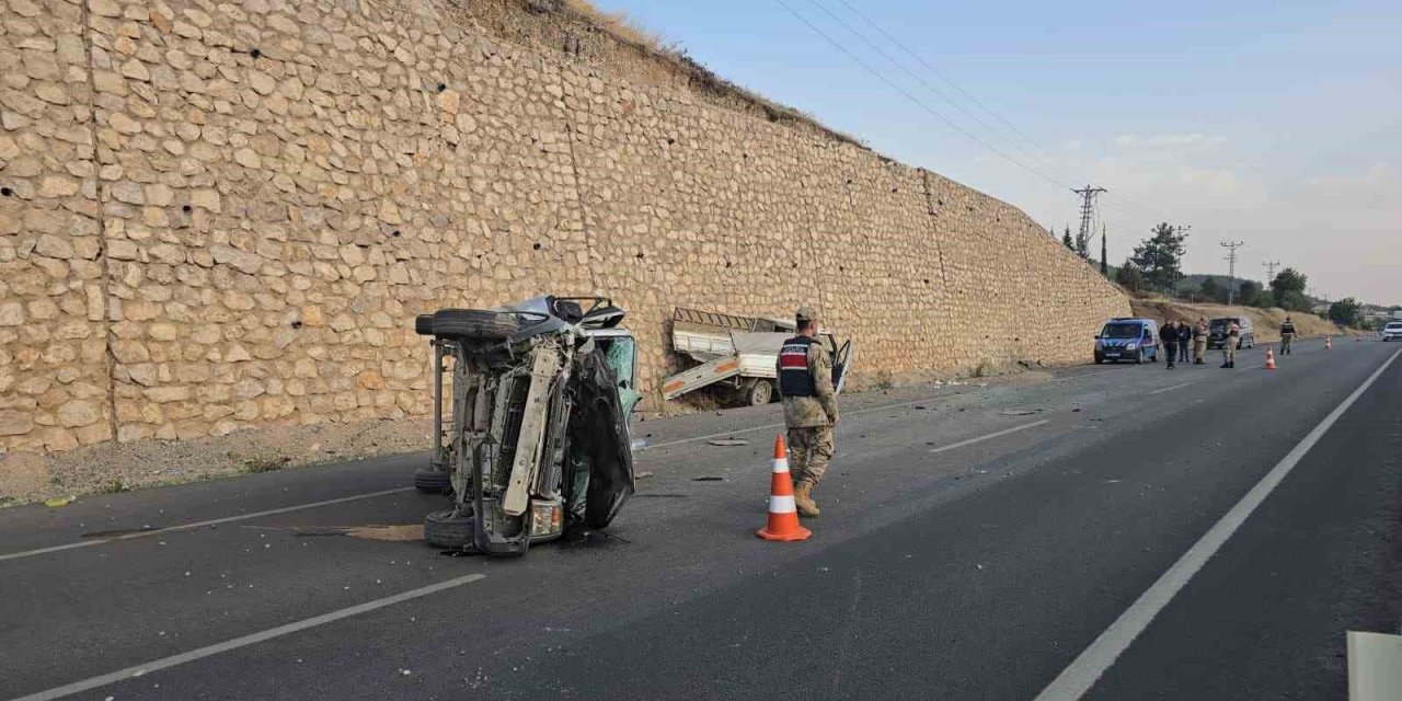 Antep'te kamyonet hafif ticari araca arkadan çarptı: 4 kişi yaralandı