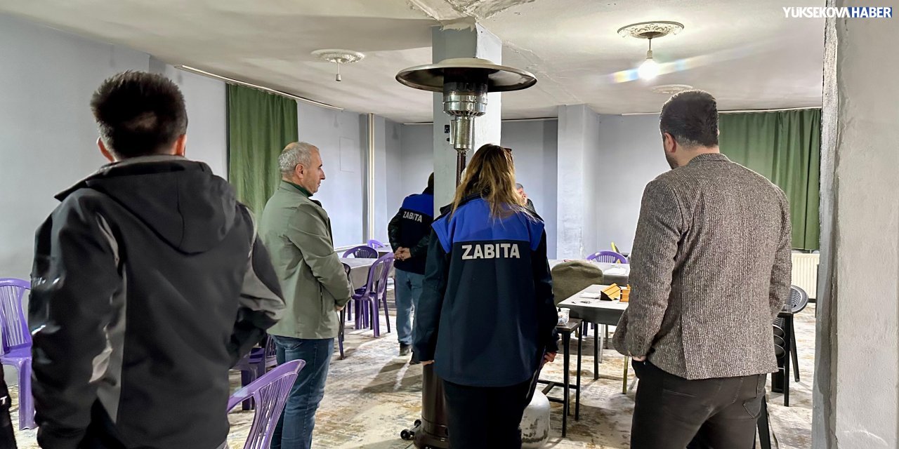 Yüksekova’da kumar oynatılan ruhsatsız kıraathane mühürlendi: 49 kişiye ceza