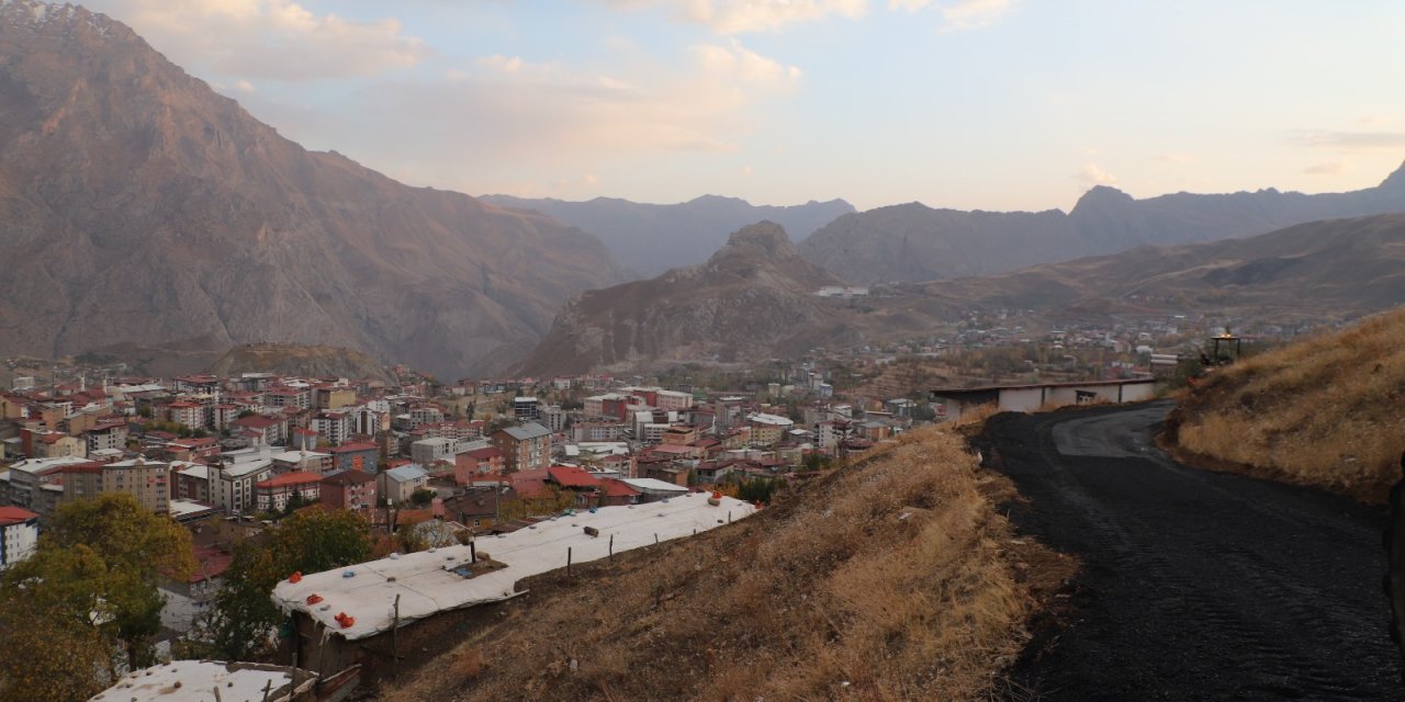 Hakkari’de Gazi Mahallesi Kayadibi yolu ilk kez asfaltlandı