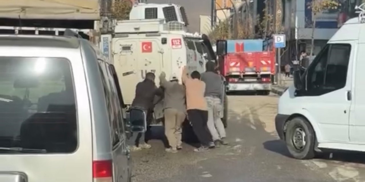 Yüksekova’da arızalanan zırhlı araca vatandaş imecesi