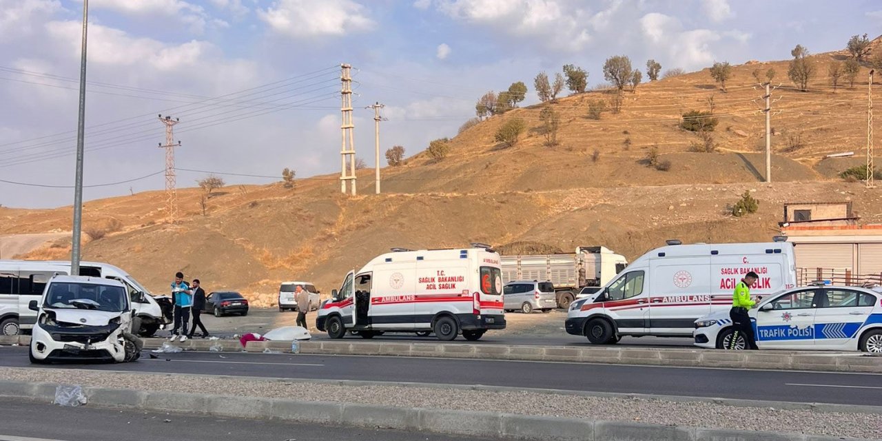 Şırnak’ta minibüsü ile hafif ticari araç çarpıştı: 19 kişi yaralandı