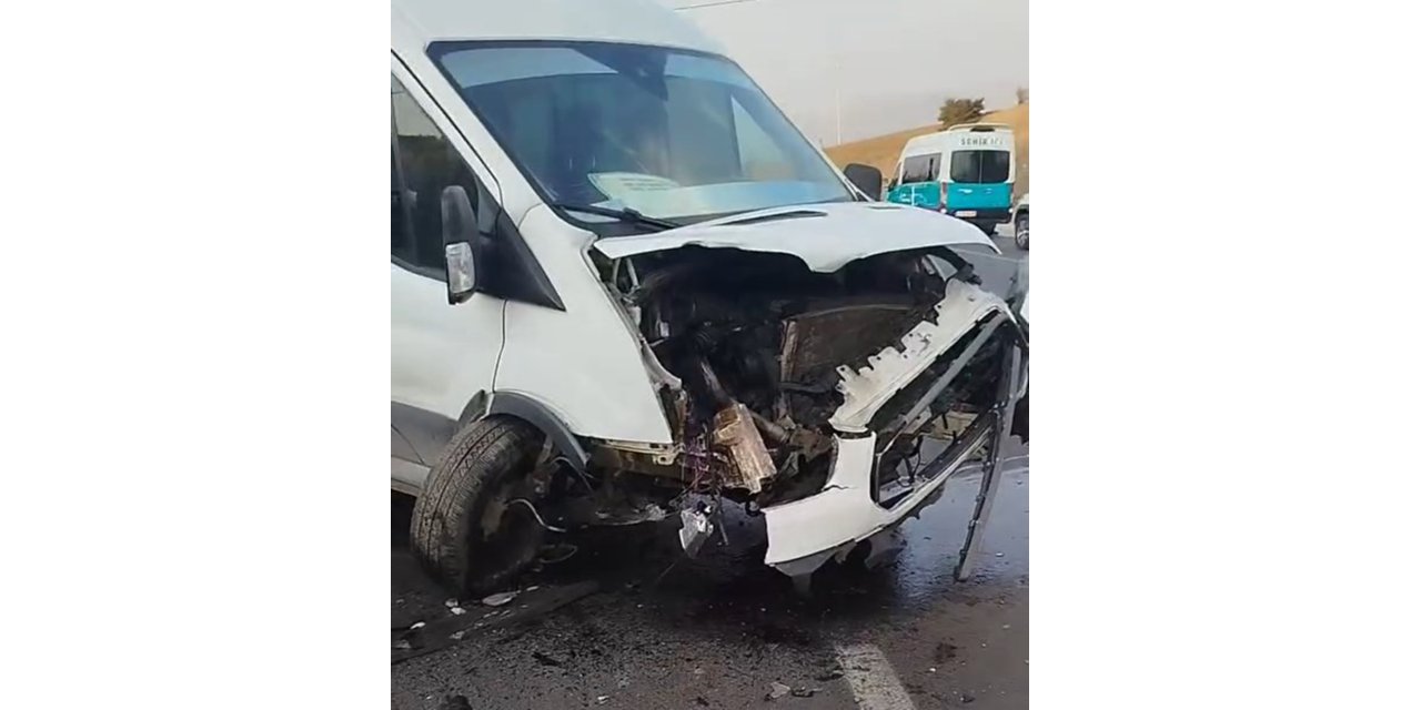 Servis minibüsü ile hafif ticari araç çarpıştı: 13'ü çocuk 19 kişi yaralandı
