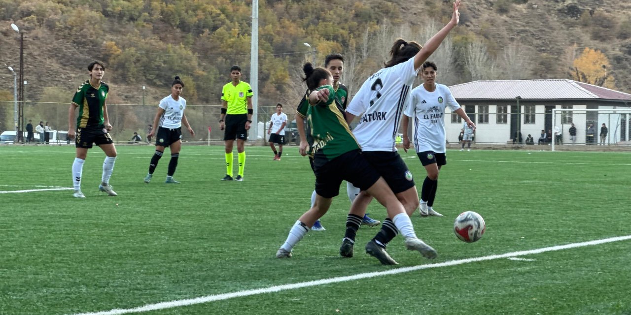 Yüksekova Spor Kadın Futbol Takımı, Ünye Gücü’nü 2-0 mağlup eti