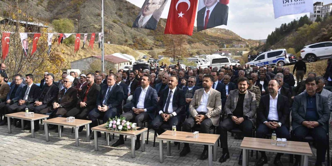 Bitlis'te mezbahane ve halı saha açılışı yapıldı