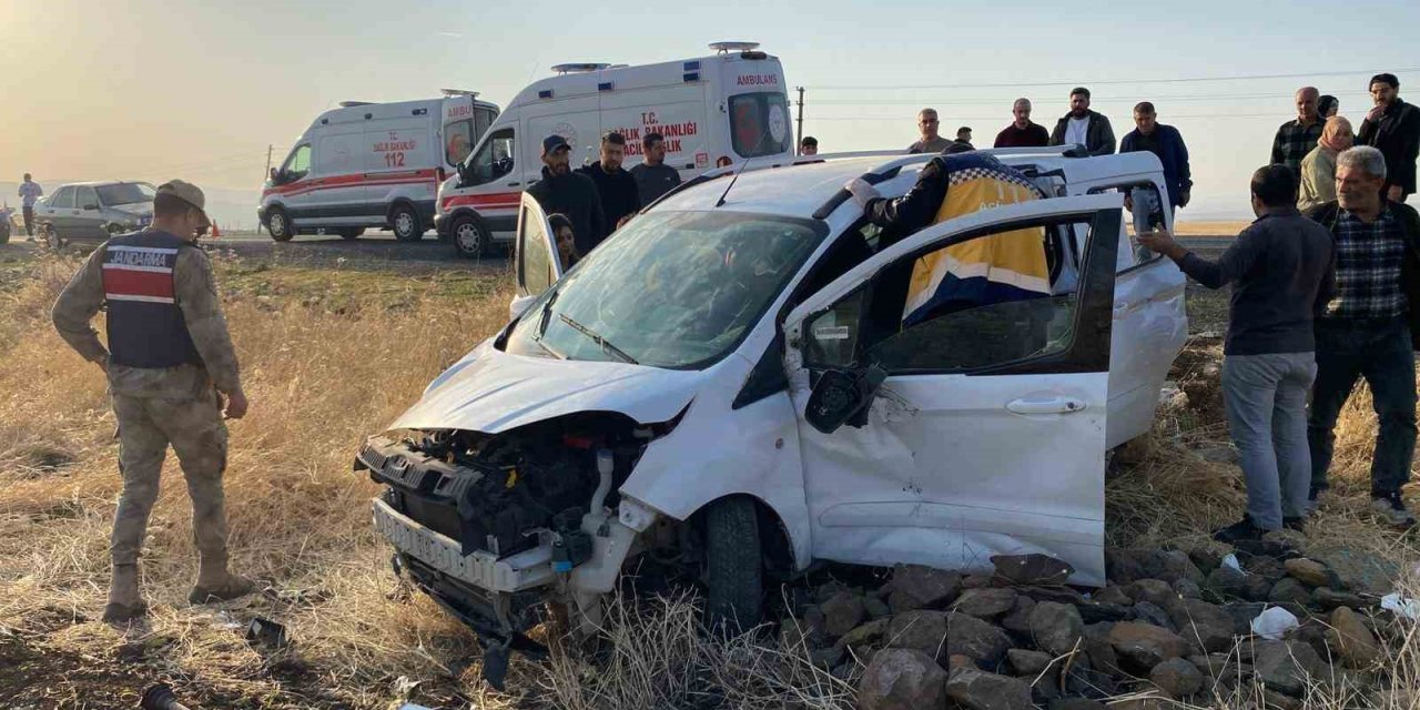 Elazığ’da hafif ticari araç  tarlaya uçtu: 3 kişi yaralandı