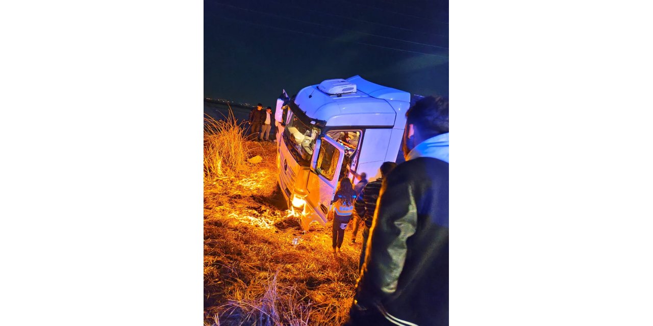 Tır tarlaya uçtu: 2 kişi yaralandı