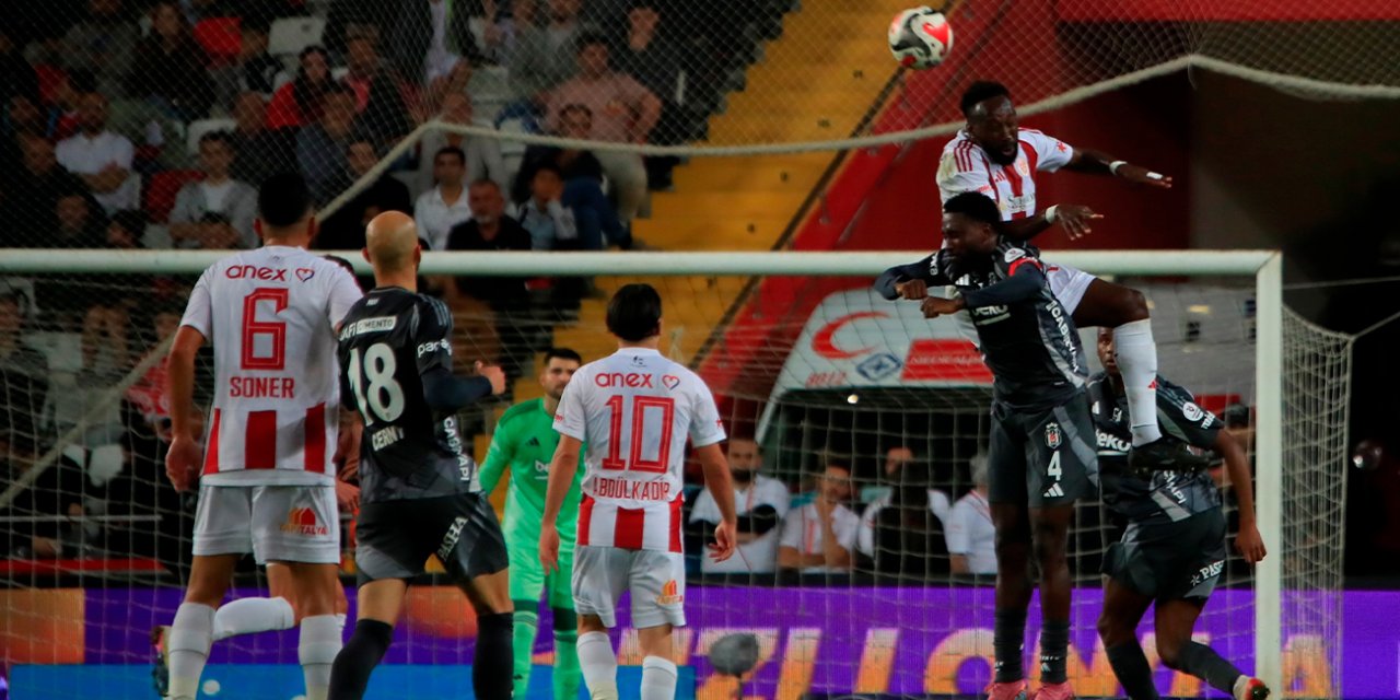 Beşiktaş Antalyaspor'u 3 golle geçti