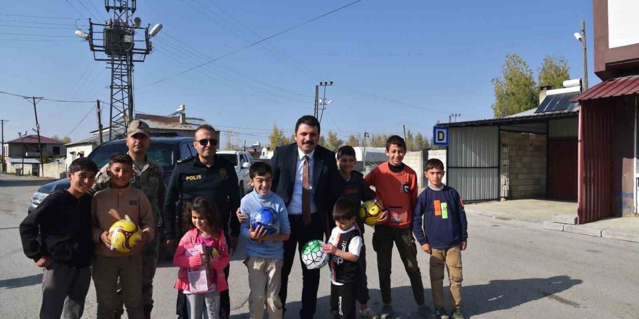 İpekyolu’nda öğrenciler tiyatro, müzik ve ebru sanatıyla buluşuyor