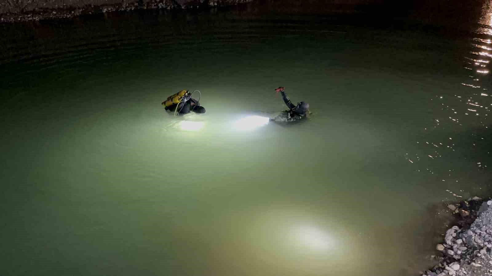 Adıyaman'da gölete düşen kamyonet ekipleri harekete geçirdi