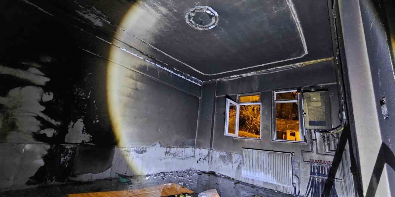 Hakkari’de çıkan yangında bir ev tamamen kullanılamaz hale geldi