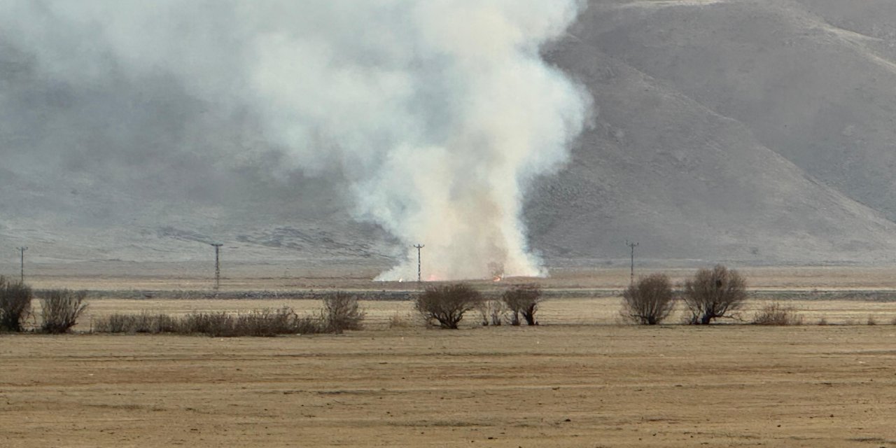 Yüksekova’da Karabey köyü ve Örnekköy arasında anız yangını