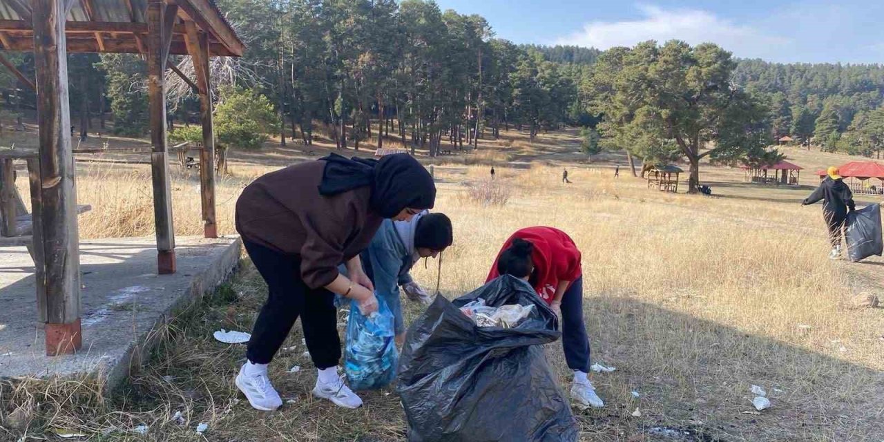 Kars'ta öğrenciler poşet poşet çöp topladı
