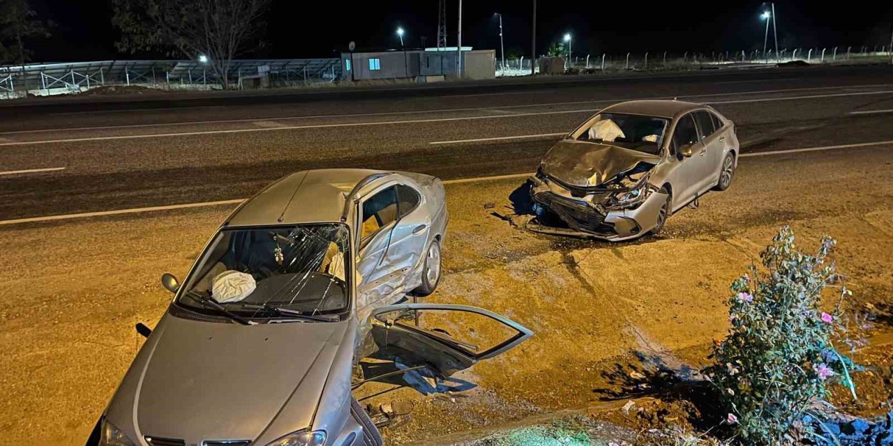 Akaryakıt istasyonuna girmek isterken bir başka araçla çarpıştı: 1’i ağır 8 yaralı