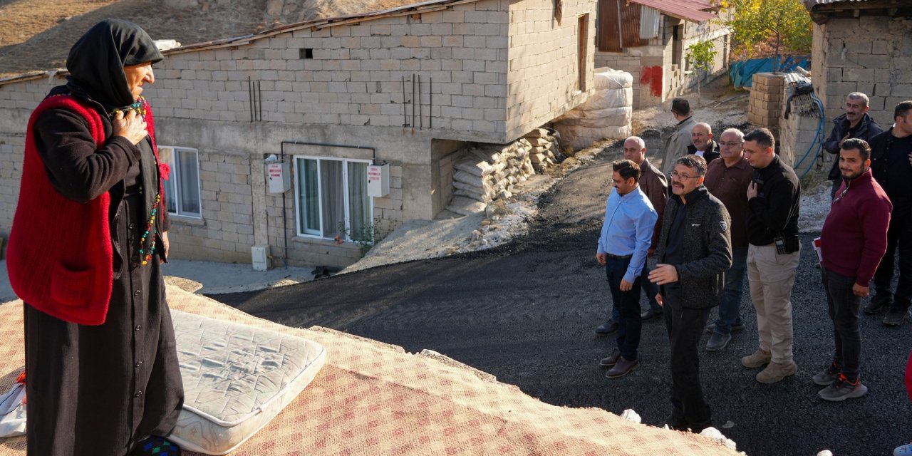 Hakkari’de bağlar mahallesi yollarında asfalt çalışması sürüyor