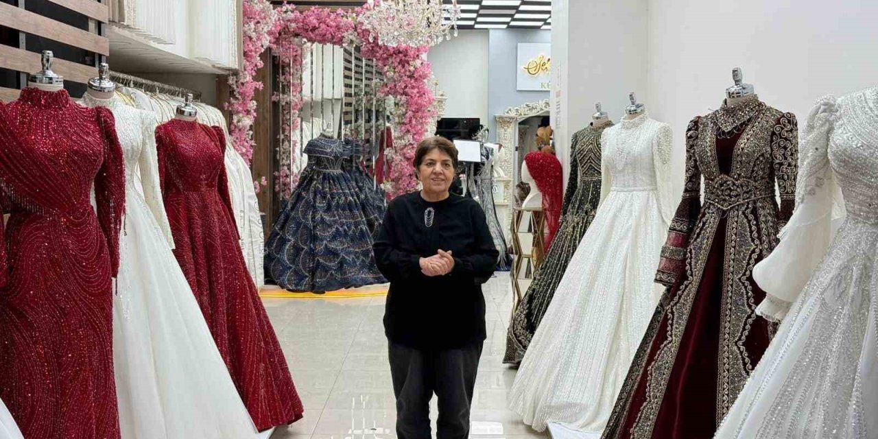 Malatya'da depremde iki iş yeri yıkılan kadın pes etmedi