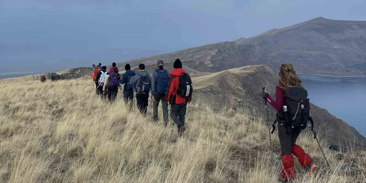 Vanlı dağcılardan Nemrut Kalderası’nda zorlu yürüyüş