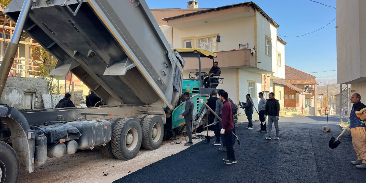 Yüksekova İpek Mahallesi 126. Sokak’ta asfalt çalışması