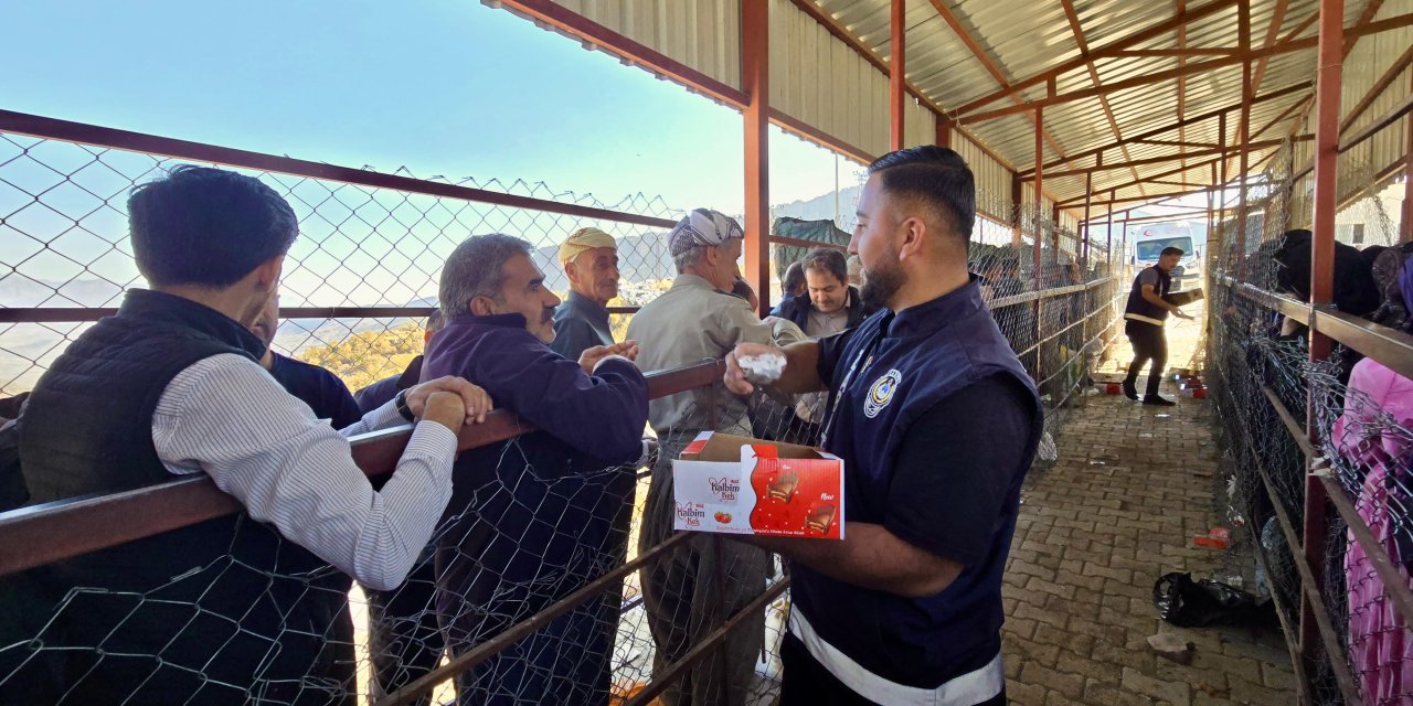 Seçim öncesi sınır yoğunluğuna Derecik Belediyesi’nden ikram desteği