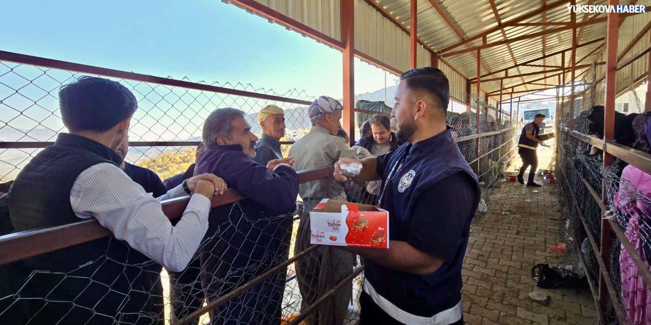 Seçim öncesi sınır yoğunluğuna Derecik Belediyesi’nden ikram desteği