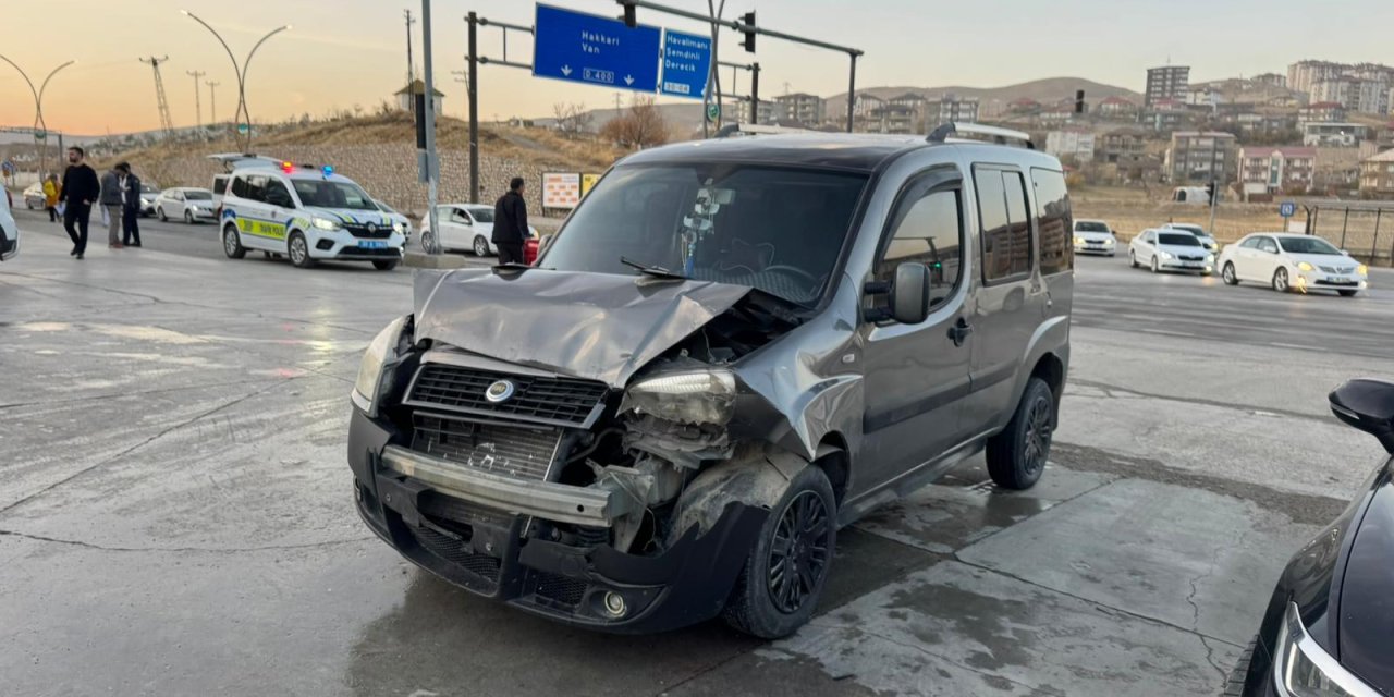 Yüksekova’da maddi hasarlı kaza