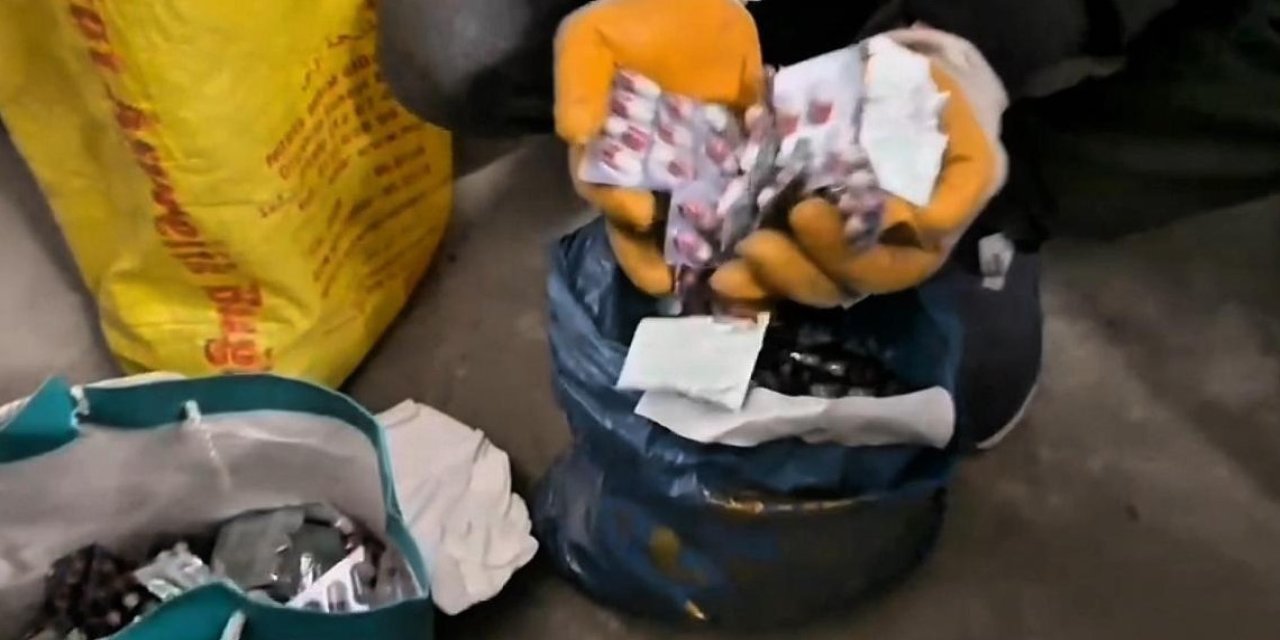 Araba lastiklerinin içinde yüzlerce uyuşturucu hap ele geçirildi