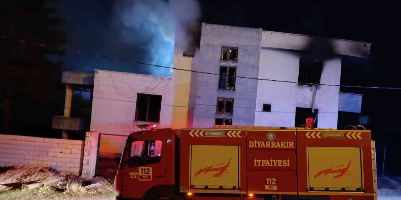 Silvan'da çıkan yangında boş ev kullanılamaz hale geldi