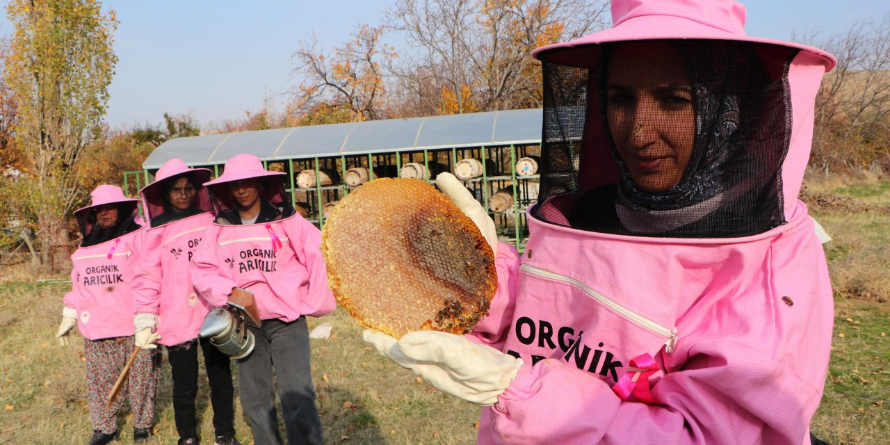 Pembe maskeli arıcı kadınlar, bal hasadında 'meme kanserine' dikkat çekti