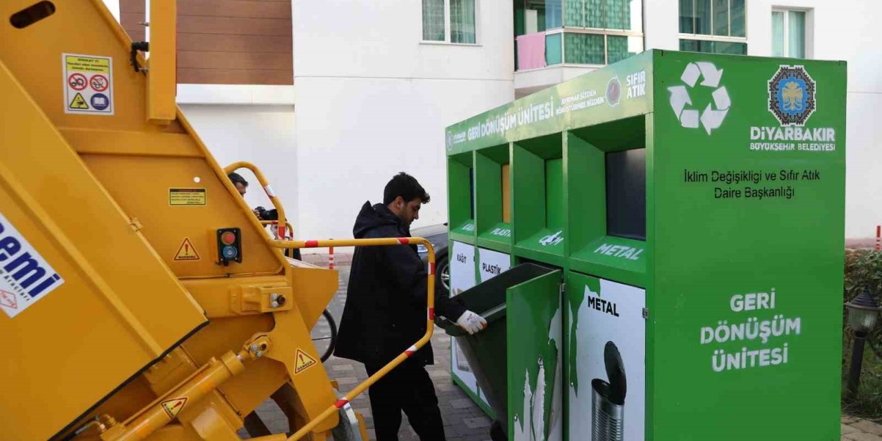 Diyarbakır'daki 15 sitede ayrıştırılan atıklar geri dönüşüme entegre ediliyor
