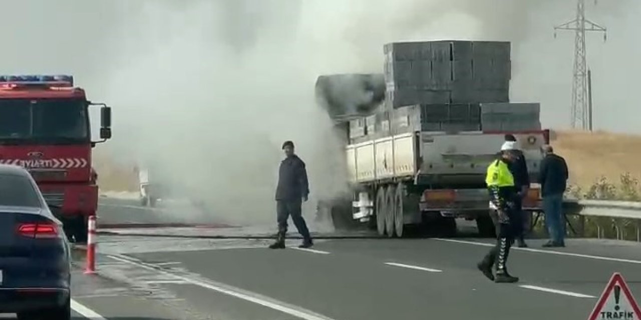 Elazığ'da alev alan tır, söndürüldü