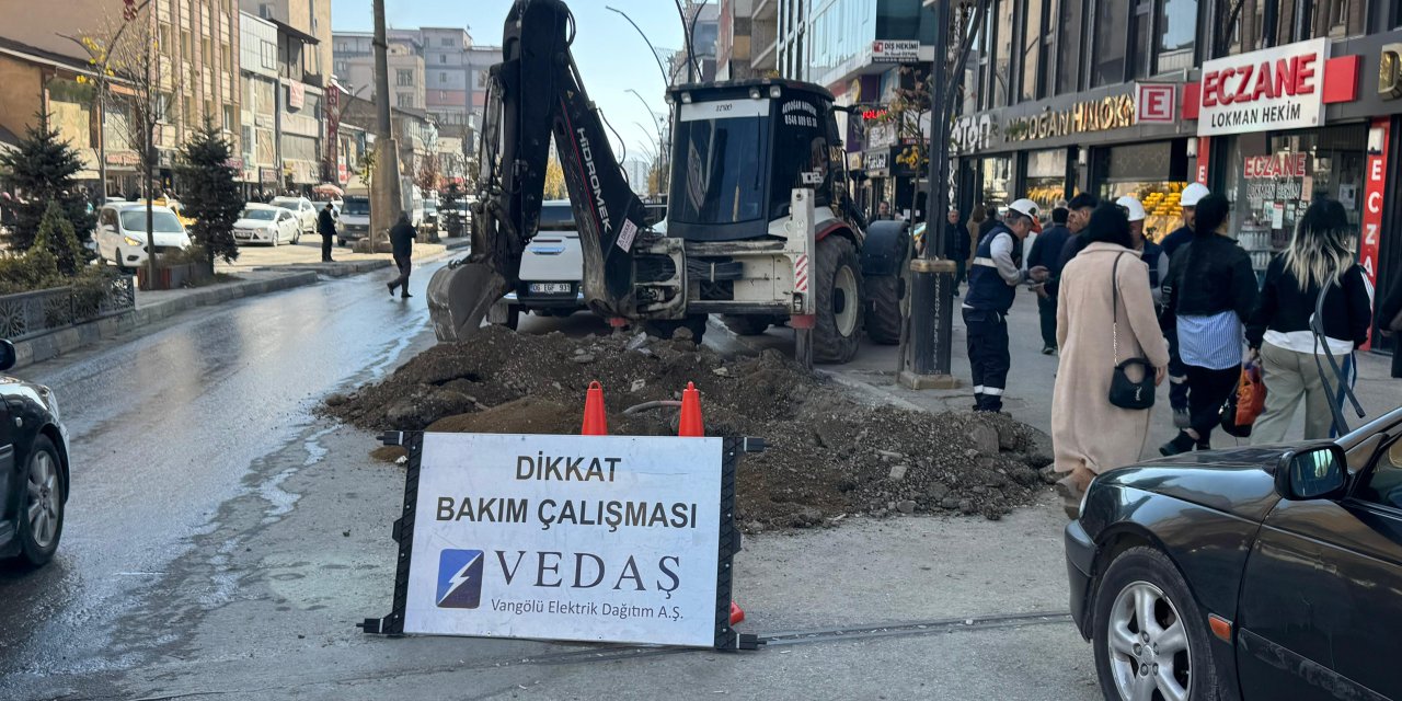 Yüksekova çarşı merkezinde elektrik altyapı yenileme çalışması