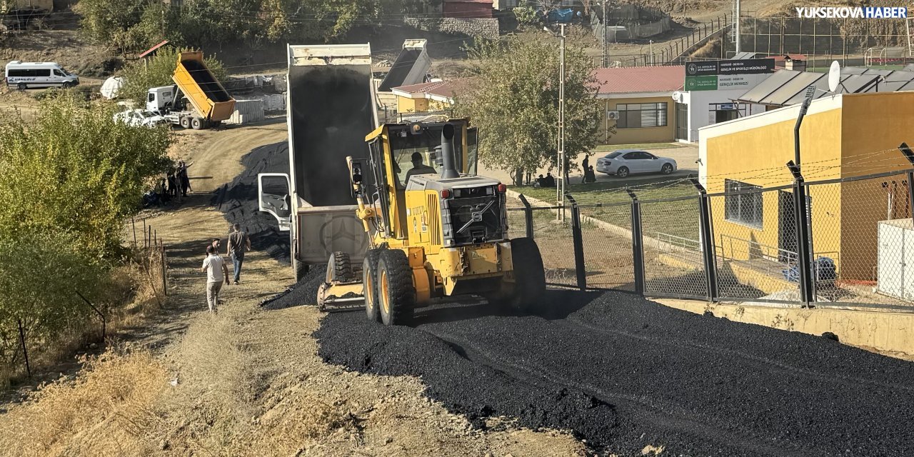Derecik’te Gençlik Merkezi yolu asfaltlandı