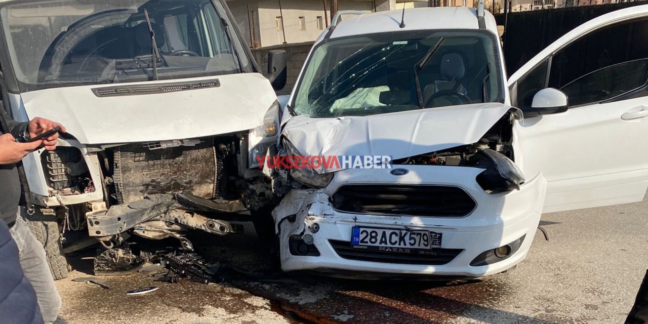 Yüksekova’da minibüs ile hafif ticari araç çarpıştı: Maddi hasar oluştu