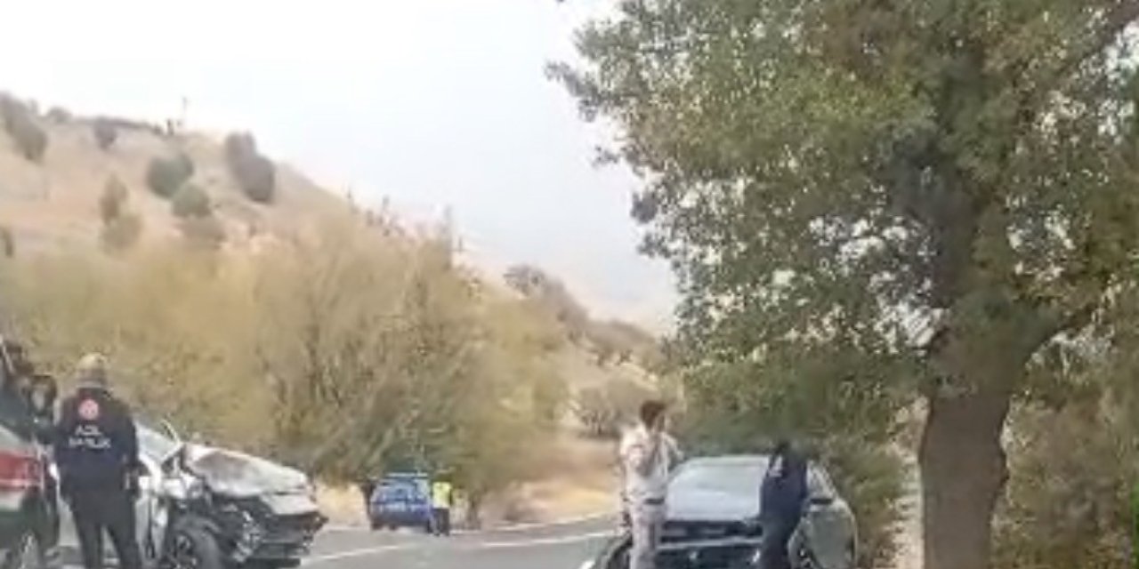 Adıyaman'da iki otomobil çarpıştı: 10 yaralı