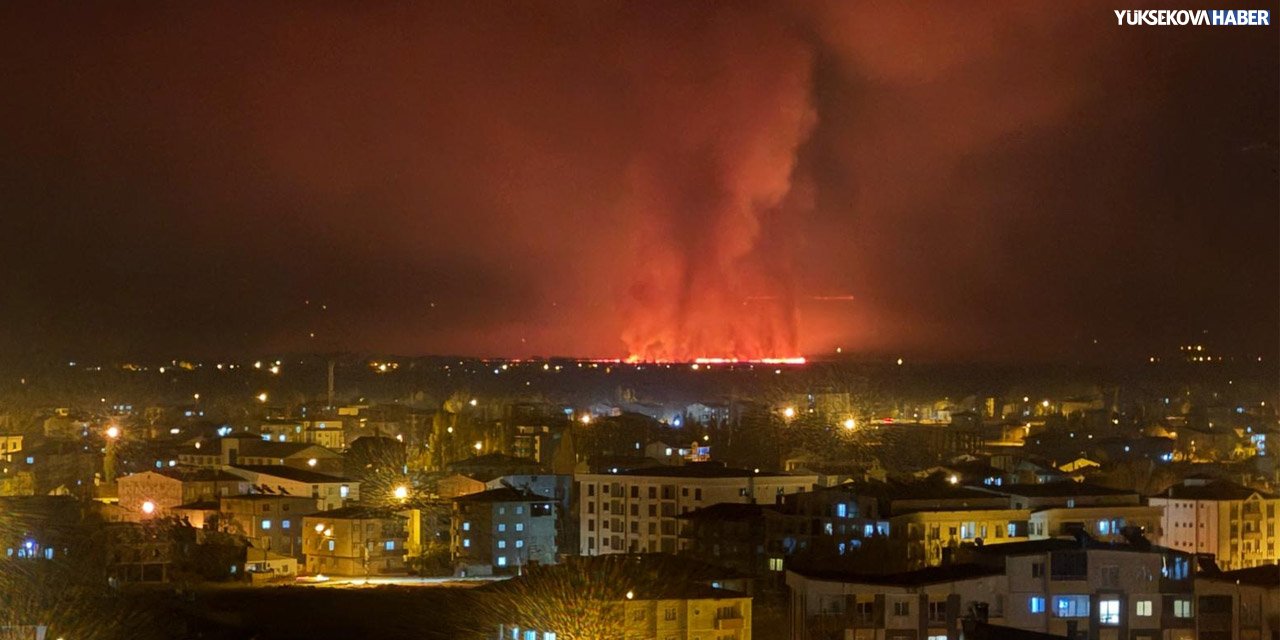 Yüksekova Nehil Sazlığı’ndaki yangın büyüyerek devam ediyor