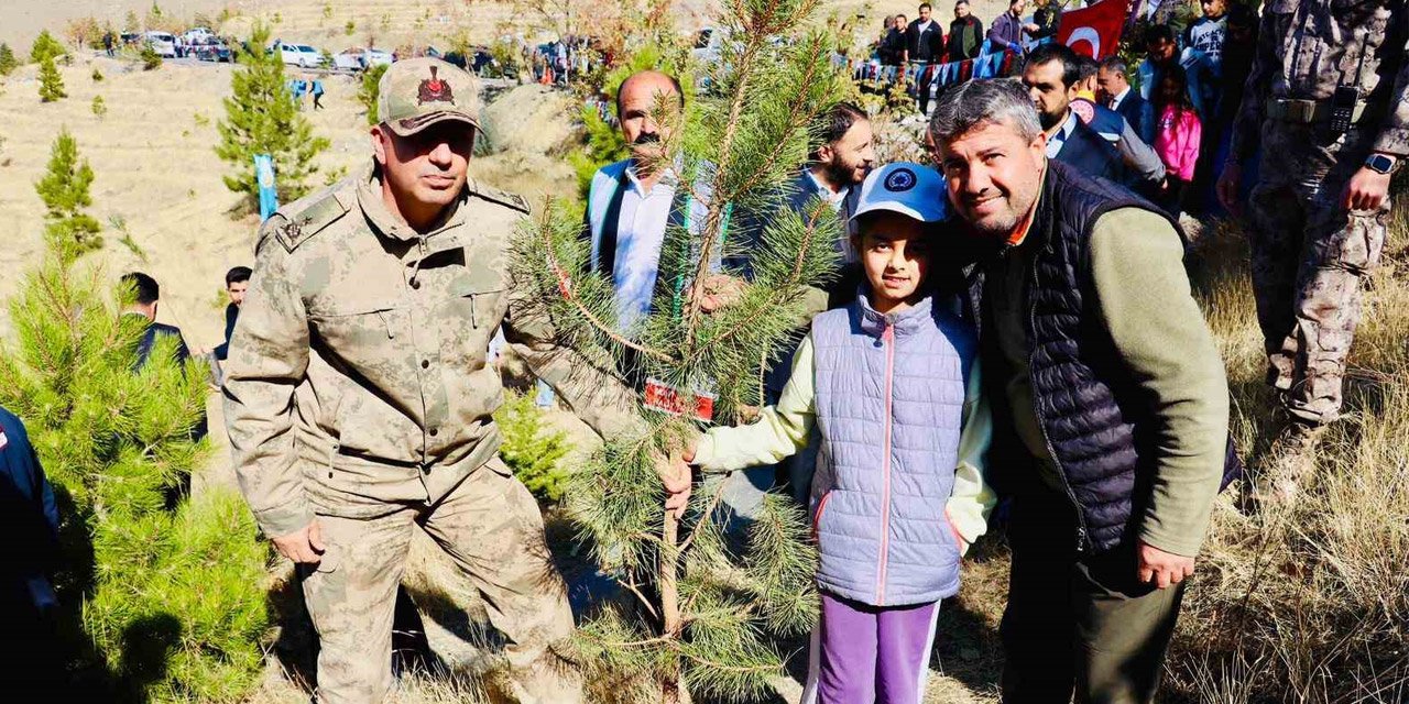 Tuğgeneral Öz, Hakkari'de fidan dikti