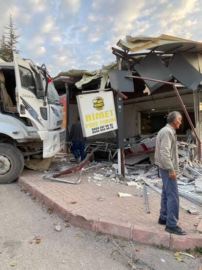 Freni patlayan kamyon fırına daldı