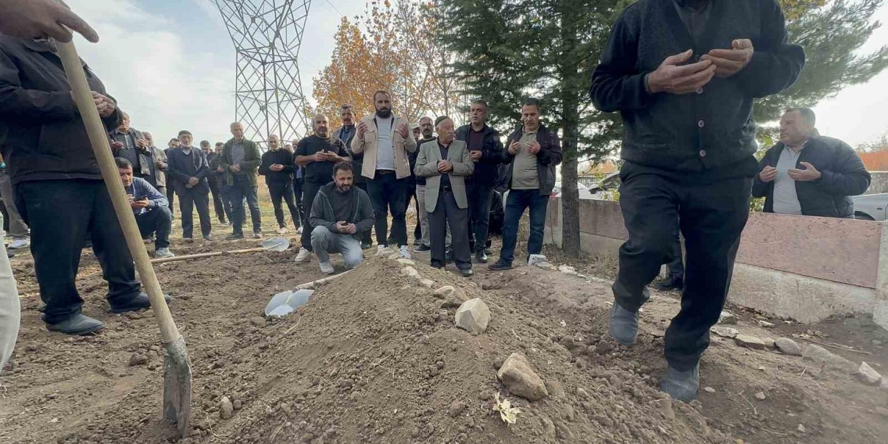 Bir hafta sonra cesedi bulunan çocuk son yolculuğuna uğurlandı