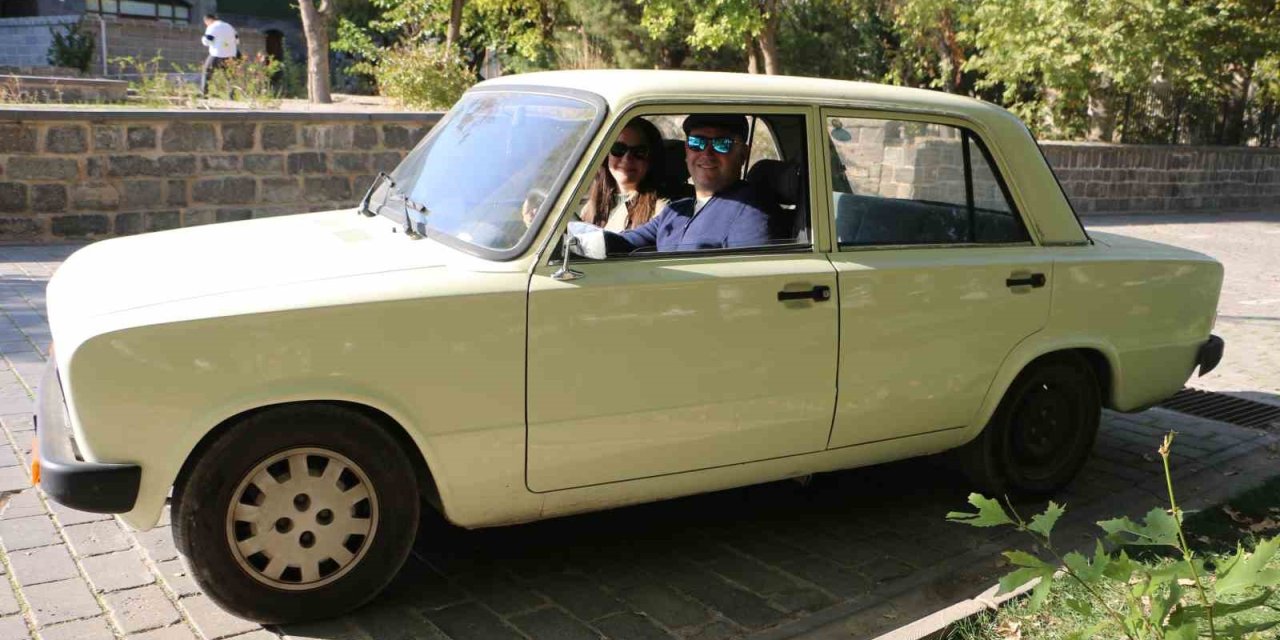 35 yıllık arabayla Diyarbakır’ı karış karış geziyorlar