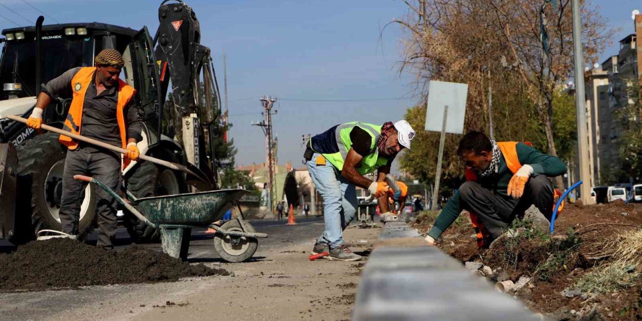 Diyarbakır'daki Karacadağ Caddesi modern bir görünüme kavuşuyor