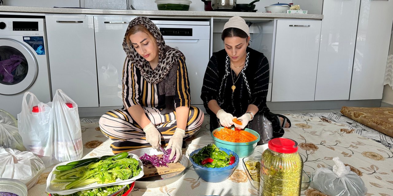 Yüksekova’da iki elti evde yaptıkları İran turşularını şehir dışına satıyor