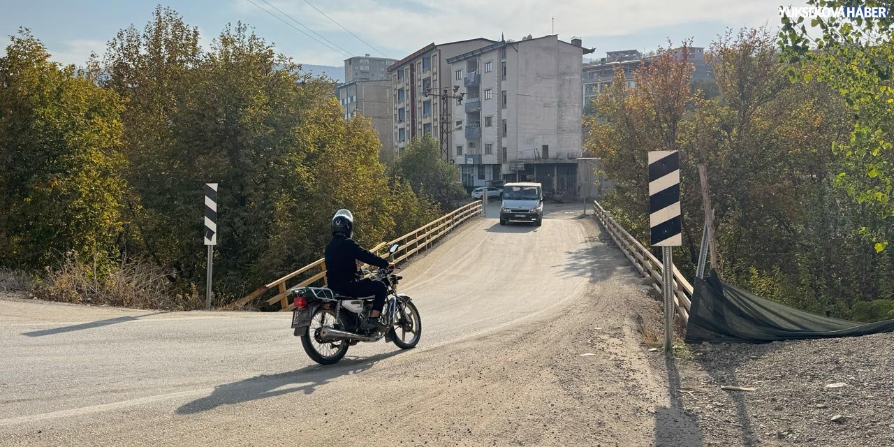 Derecik'te tehlike saçan köprü endişe yaratıyor