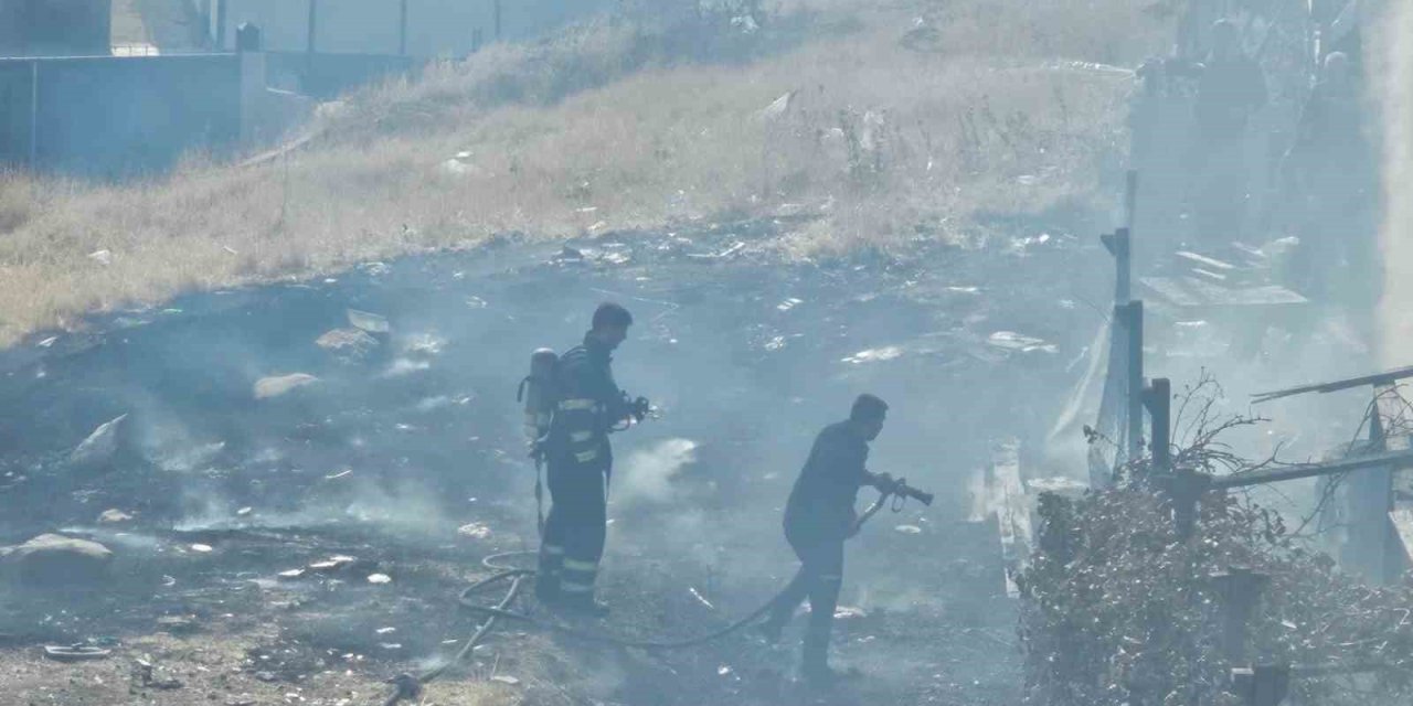 Şırnak’ta boş arazide bulunan odun ve lastikler yandı