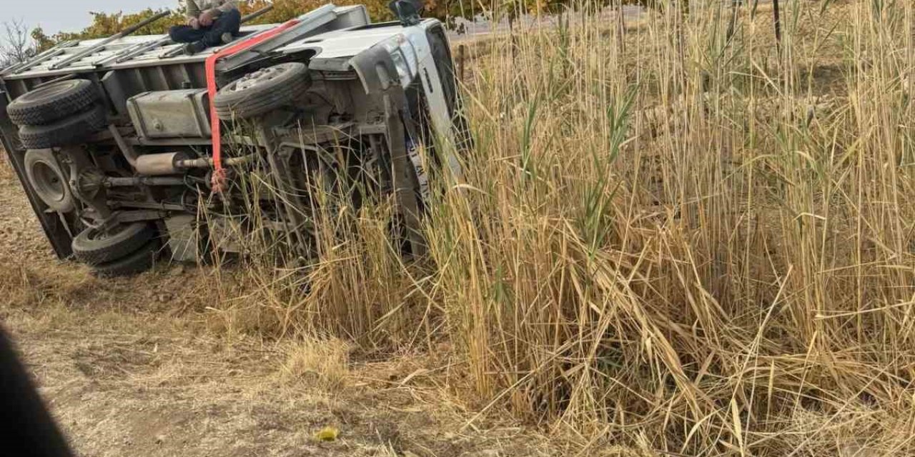 Gercüş'te kayan kamyonet devrildi: 5 kişi kazadan burnu kanamadan kurtuldu