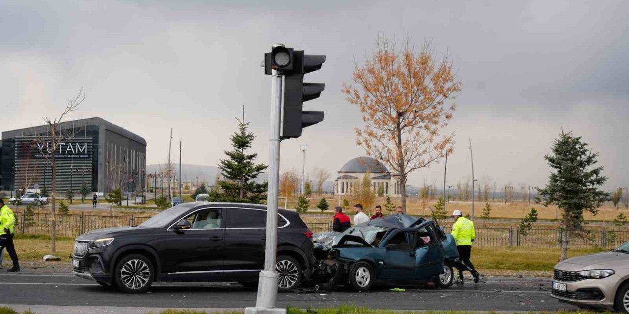 Kamyonun freni boşaldı, zincirleme kaza meydana geldi: 2 yaralı