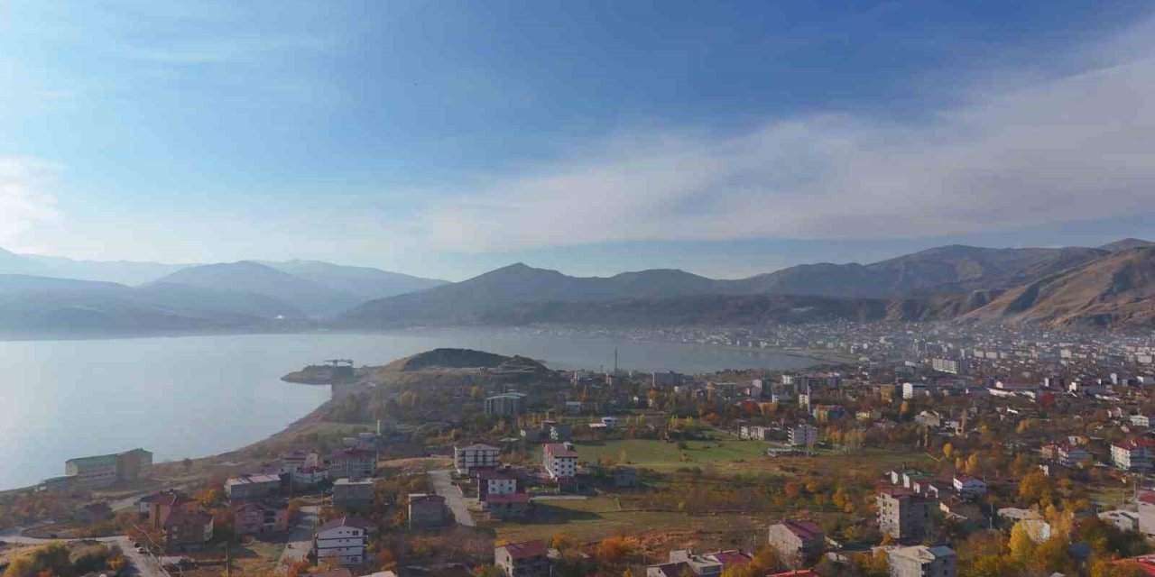 Tatvan’da sonbaharın büyüleyici renkleri görüntülendi