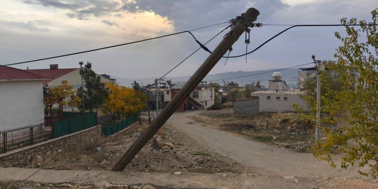Dicle’de vatandaşlardan yamuk direğin değiştirilmesi talebi