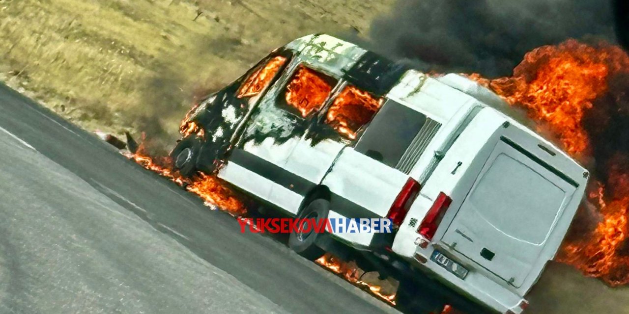 Hakkari-Van kara yolunda seyir halindeki minibüs alev aldı